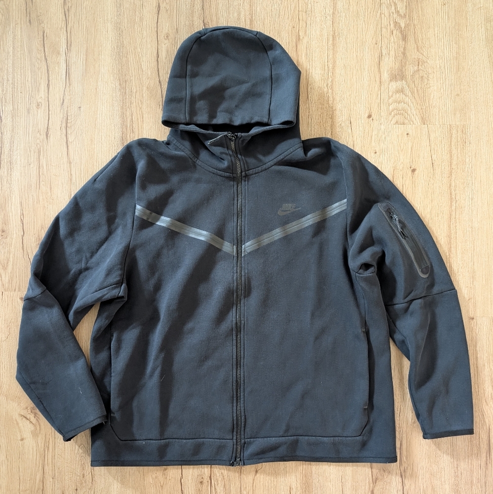 Nike Black Hooded Full-Zip Jacket with Reflective Accent